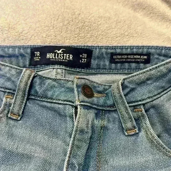 Hollister Vintage Stretch Ultra High Rise Mom  Jeans Size 28 x 27 Light Wash - Picture 3 of 5